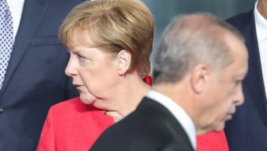 handelsblatt-mesolavisi-merkel-gia-toys-dyo-ellines-stratiotikoys-0