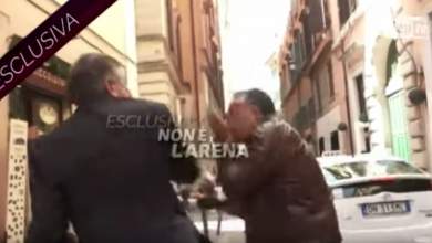 politikos-chastoykizei-dimosiografo-on-camera-0