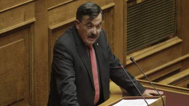 apeiles-toy-chrysaygiti-pappa-sti-voyli-kato-ta-cheria-apo-ti-makroniso-tha-chreiastei-0