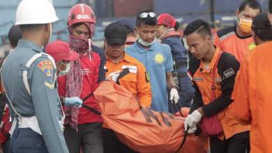 indonisia-vrethike-to-ena-mayro-koyti-toy-boeing-737-tis-lion-air-0