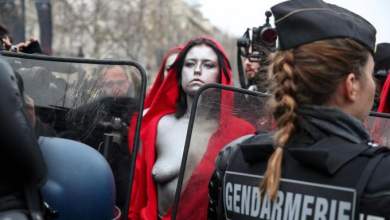 oi-femen-diadilosan-choris-to-kitrino-gileko-toys-sto-parisi-vinteo-0