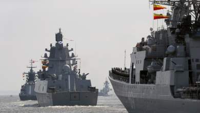 mayri-thalassa-mia-rosiki-limni-0