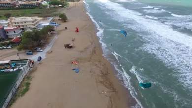 kitesurf-i-synarpastiki-machi-me-ton-anemo-kai-ta-kymata-vinteo-0