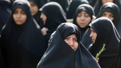 iran-fylakistike-gynaika-poy-evgale-dimosios-ti-mantila-tis-0
