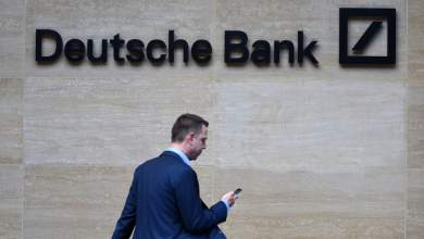 sto-mikroskopio-i-deutsche-bank-gia-xeplyma-mayroy-chrimatos-0