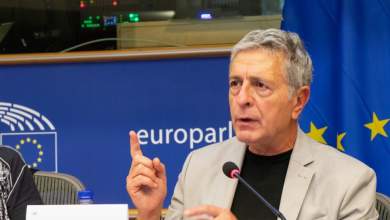 koylogloy-sto-euractiv-gia-ypothesi-thanoy-i-k-vestagker-ekplissei-me-ti-siopi-tis-0