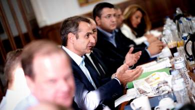 o-mitsotakis-googlarei-kai-vazei-fotia-sto-makedoniko-0