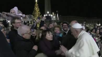 exallos-o-papas-me-pisti-to-chtypima-sto-cheri-kai-i-syggnomi-vinteo-0