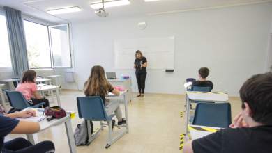 orgismenoi-goneis-me-to-yp-paideias-gia-to-skandalo-me-ta-didaktra-ton-idiotikon-scholeion-0