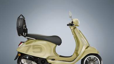 mia-eidiki-vespa-gia-ta-75-chrona-toy-dikykloy-thryloy-0