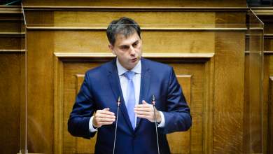 dyskoli-synenteyxi-gia-ch-theochari-sto-bbc-me-kritiki-kai-apodomisi-gia-emvolia-kai-toyrismo-0