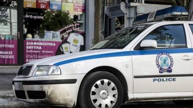 thessaloniki-astynomikos-pire-ta-glyka-kai-xechase-to-oplo-me-ton-gemistira-mesa-se-zacharoplasteio-0