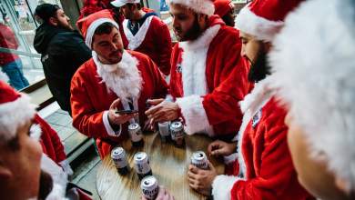 santacon-pos-ena-antikatanalotiko-kinima-metatrapike-se-trash-ekdilosi-0