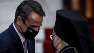 sto-fanari-o-mitsotakis-ekklisi-apo-ton-oikoymeniko-patriarchi-vartholomaio-na-stamatisei-o-polemos-stin-oykrania-0