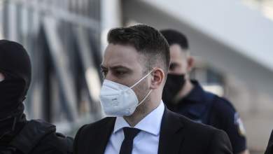 anagnostopoylos-pos-skotosa-tin-karolain-kai-to-skyli-0