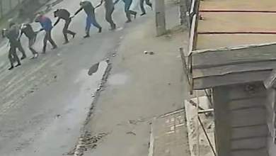vinteo-ntokoymento-apo-ti-sfagi-stin-mpoytsa-rosoi-ekteloyn-oykranoys-aichmalotoys-0