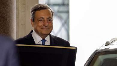 la-stampa-daktylos-rosias-piso-apo-tin-ptosi-ntragki-0