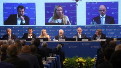 italia-i-akrodexia-agkalia-me-tin-kyvernisi-0