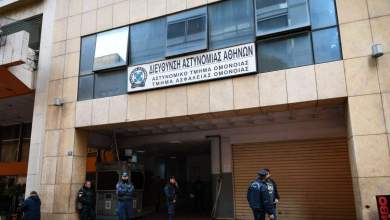 viasmos-19chronis-sto-at-omonoias-ston-anakriti-odigoyntai-oi-dyo-astynomikoi-0