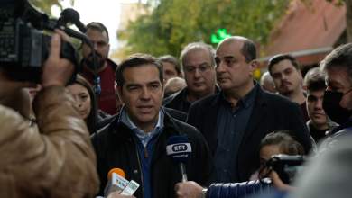 tsipras-oi-exypnades-mitsotaki-den-meionoyn-tis-times-oyte-prostateyoyn-tin-proti-katoikia-apo-ta-korakia-0