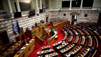 i-aristera-poy-pyrovolei-ta-podia-tis-pio-grigora-ki-ap-ton-mitsotaki-0