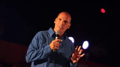 politiki-antiparathesi-gia-tin-epithesi-sta-exarcheia-i-kyvernisi-na-papsei-tin-apoprosanatolistiki-spekoyla-leei-o-varoyfakis-0