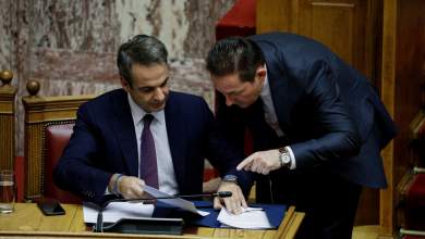 adeiazei-mitsotaki-o-petsas-symfono-me-tsipra-pos-i-diachysi-tis-eythynis-apotelei-apopeira-sygkalypsis-vinteo-0