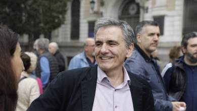 tsakalotos-i-nd-den-dyskoleyetai-na-vrei-neoys-tropoys-na-dosei-elafrynseis-stoys-ploysioys-0